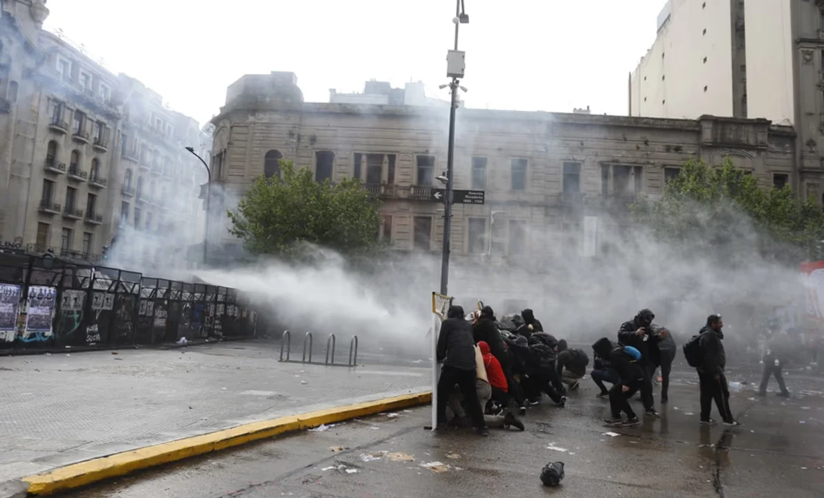 Incidentes y detenidos en la marcha universitaria: el Gobierno presentó una denuncia penal
